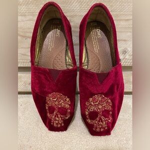 ♥️TOMS Red Velvet Embroidered Skull Loafers